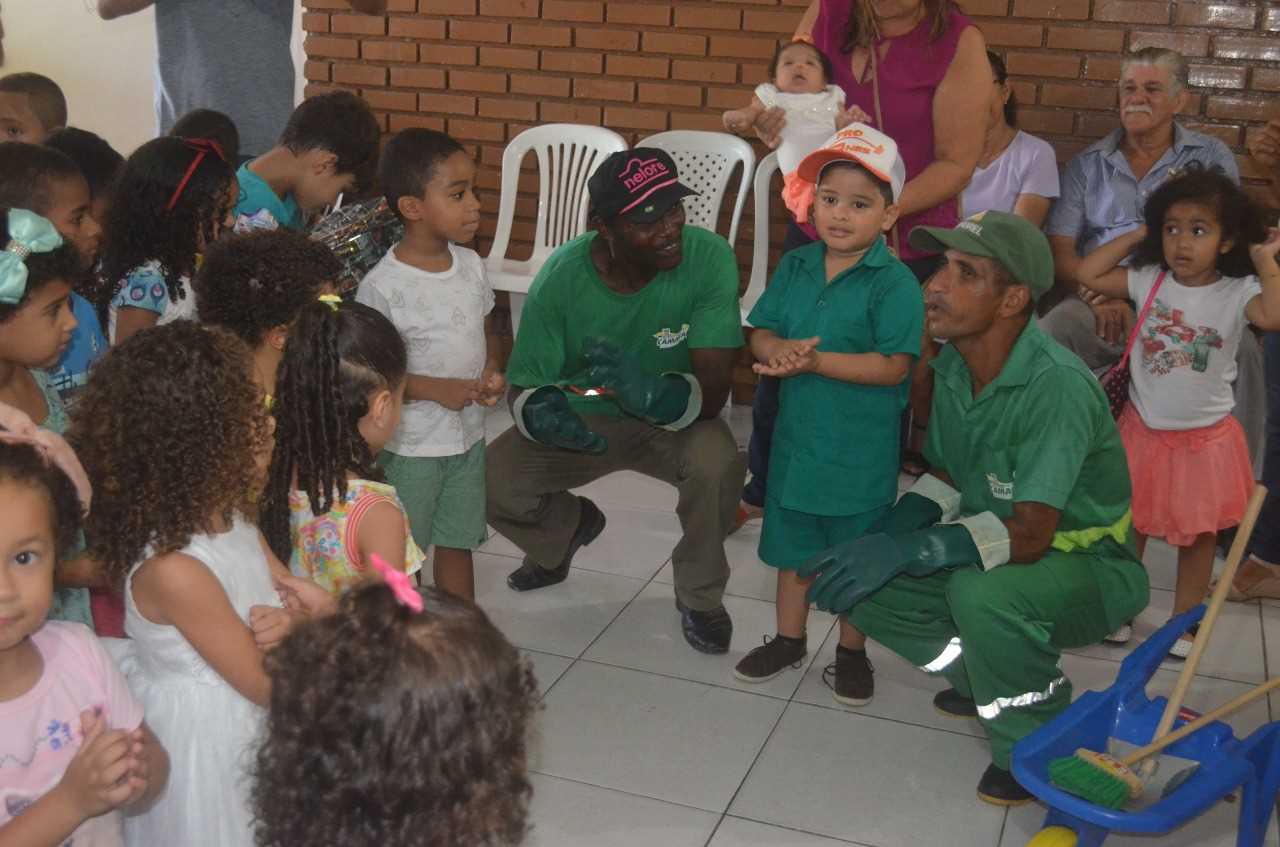 Camacã: Criança fã de Frank, o caminhão de Lixo, comemora aniversário com funcionários da limpeza
